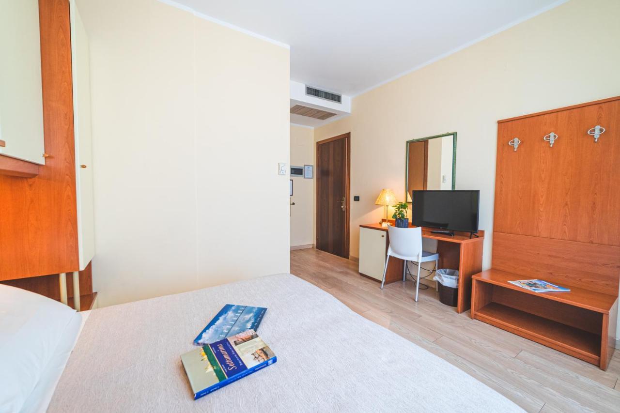 סוטומרינה Hotel Sole מראה חיצוני תמונה
