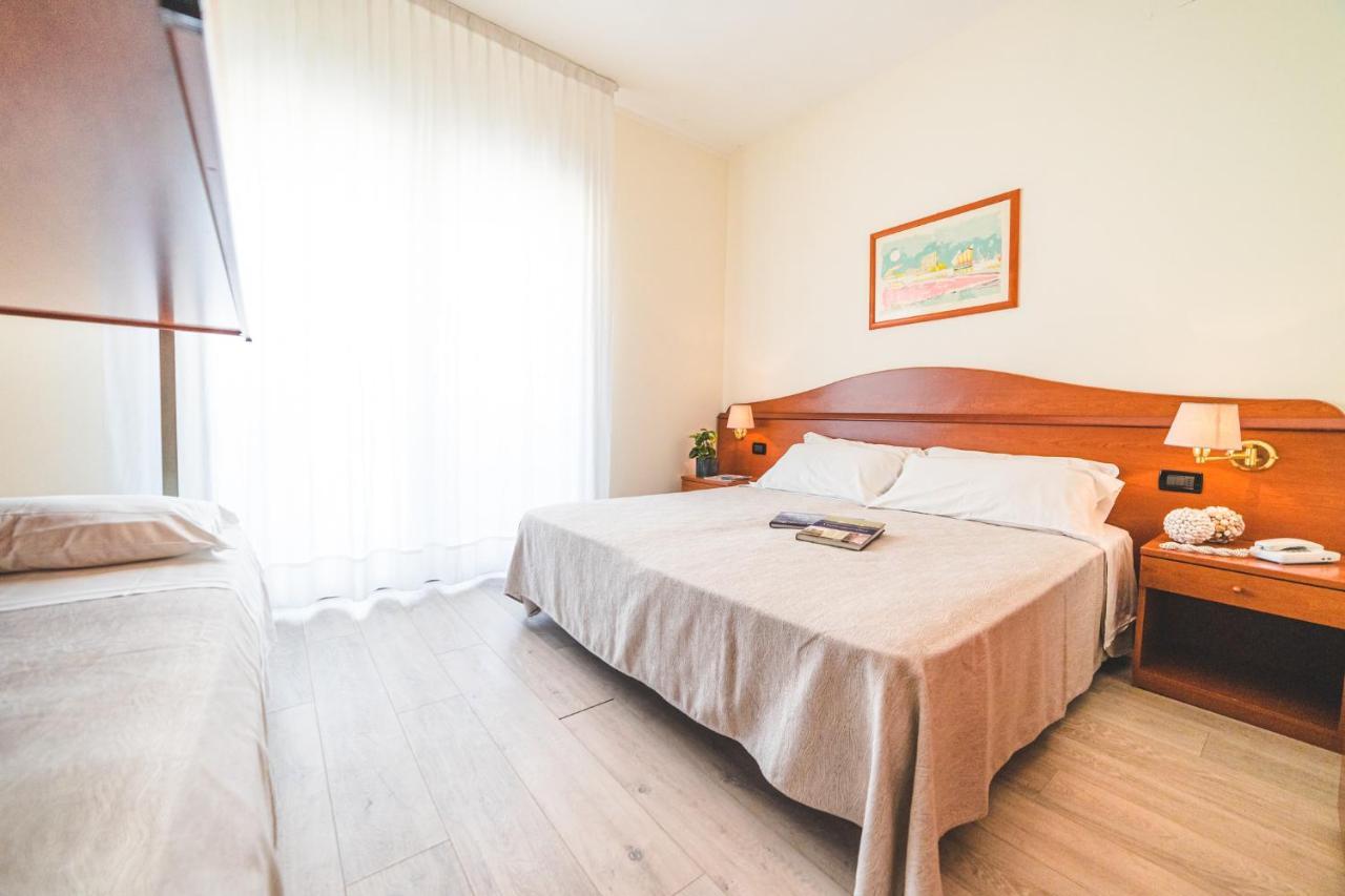 סוטומרינה Hotel Sole מראה חיצוני תמונה