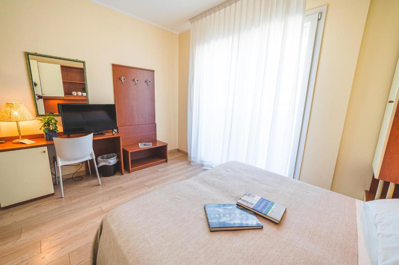 סוטומרינה Hotel Sole מראה חיצוני תמונה