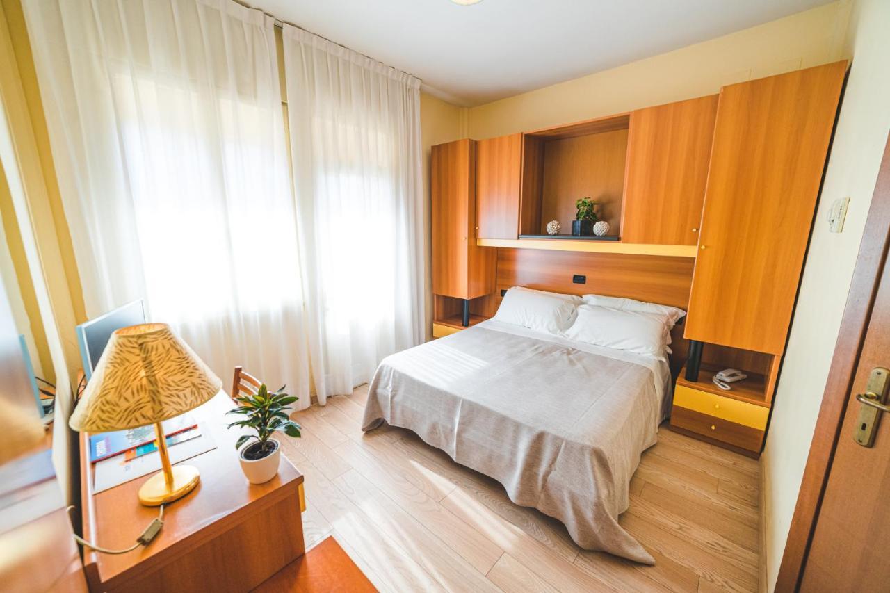 סוטומרינה Hotel Sole מראה חיצוני תמונה