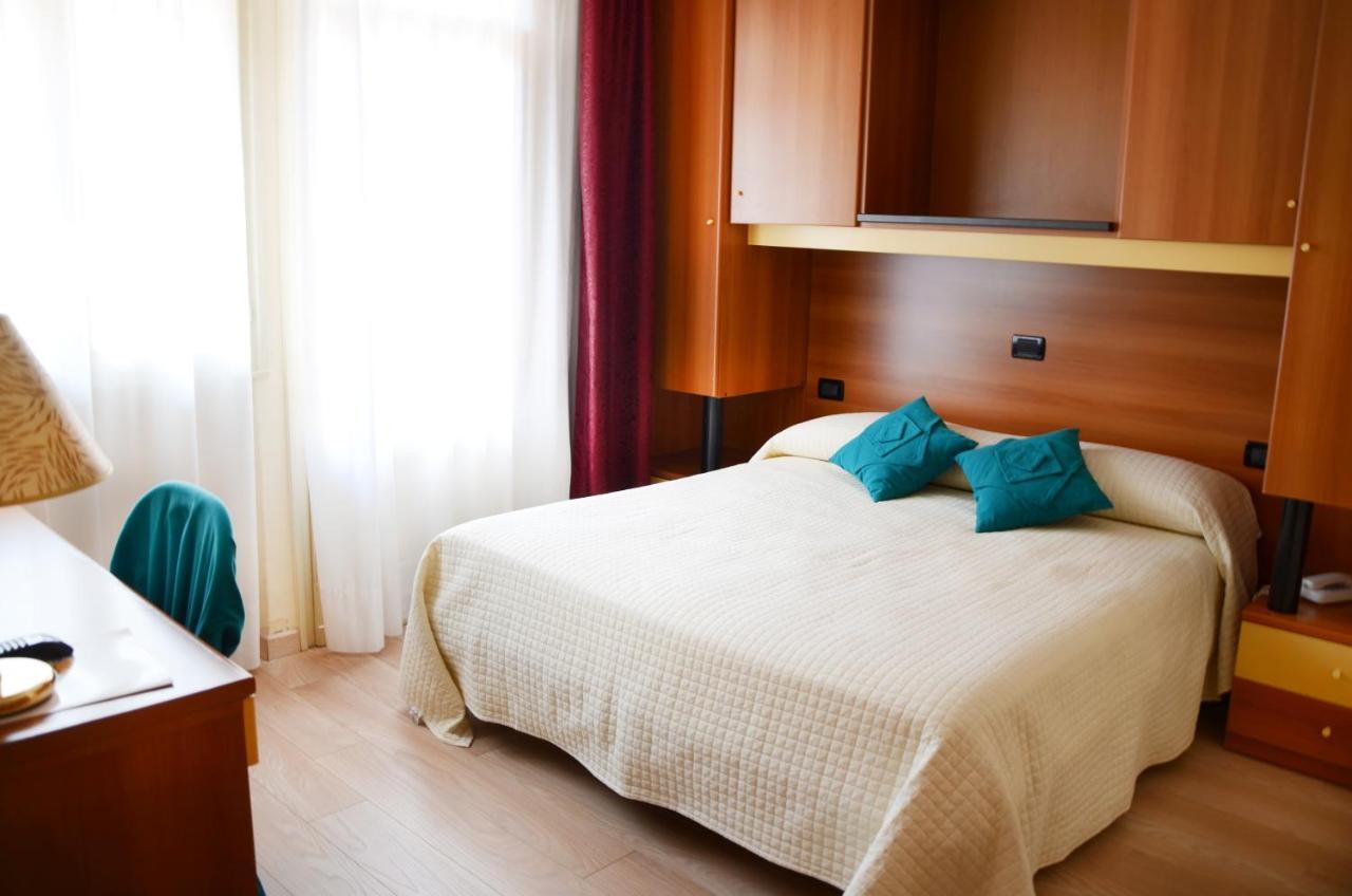 סוטומרינה Hotel Sole חדר תמונה